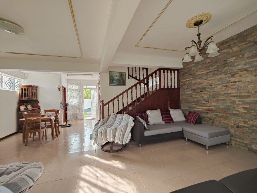 Beachfront Villa in Mont Choisy photograph 5