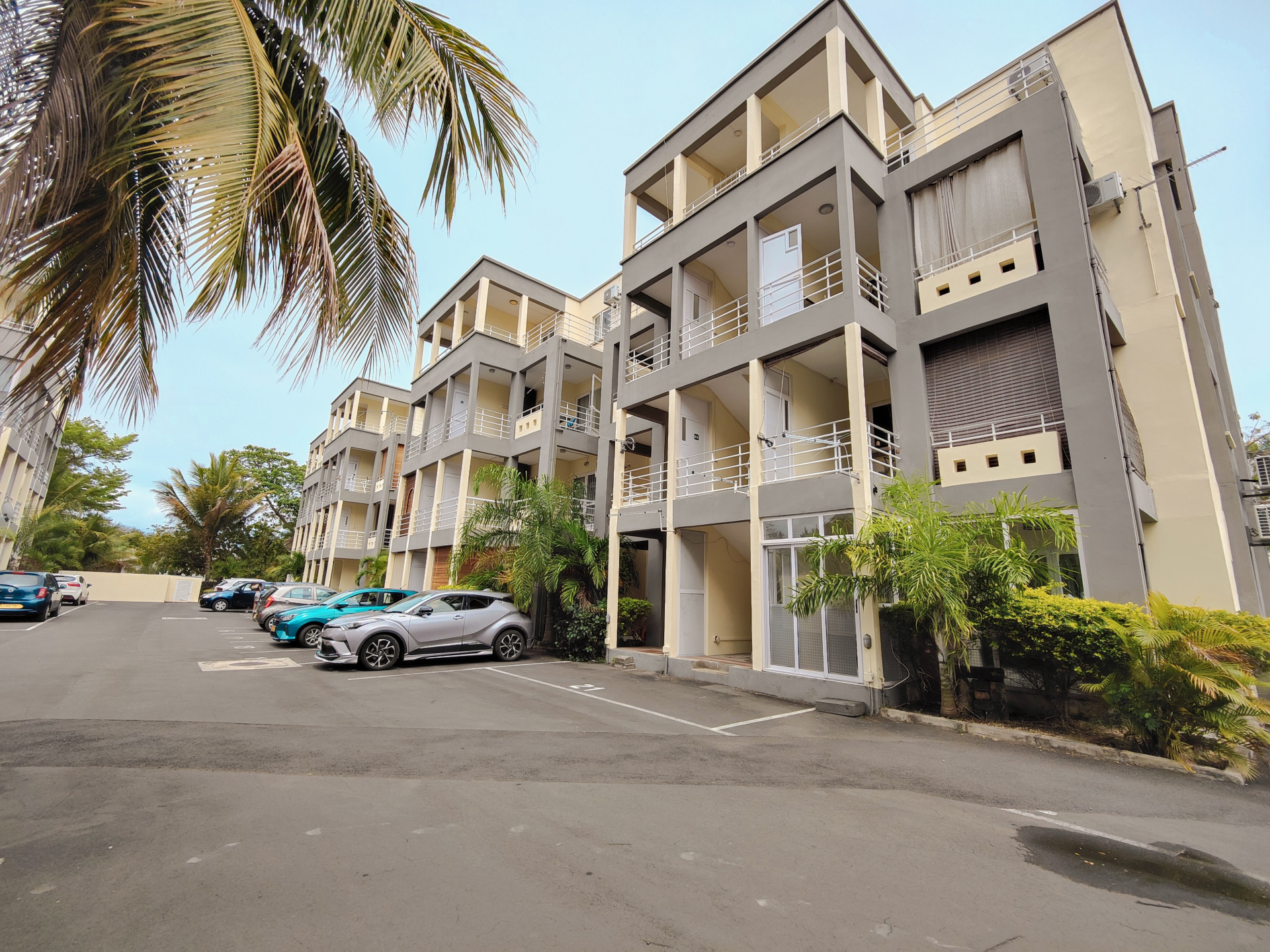 🏢 Ground-Floor Apartment | Pereybere 200m from beach photograph 1